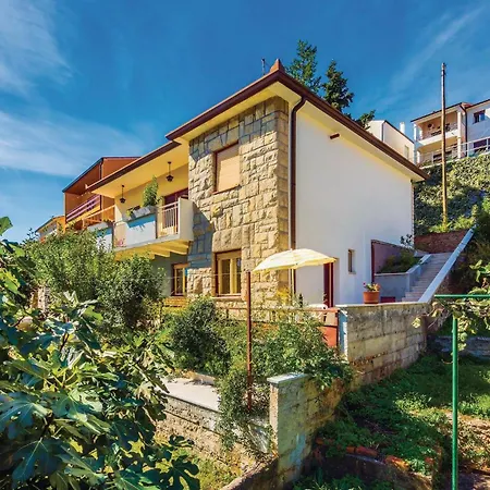 Lovely In With Kitchen Apartment *